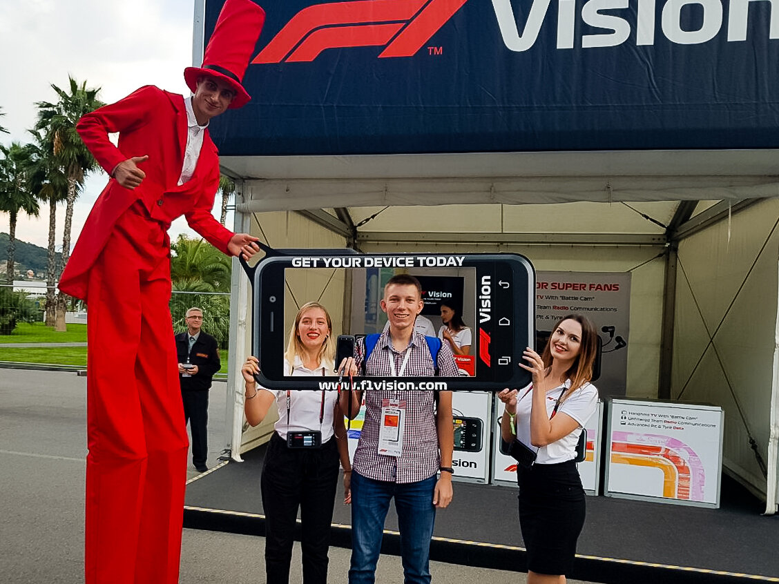 Арендовал систему F1 Vision. Она позволяет слушать переговоры пилотов с боксами.