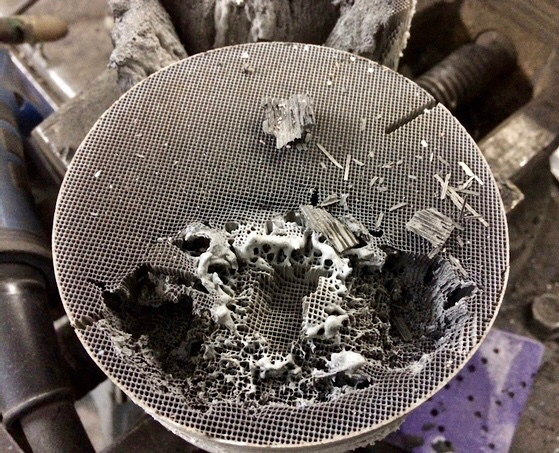 Оплавленные соты катализатора..