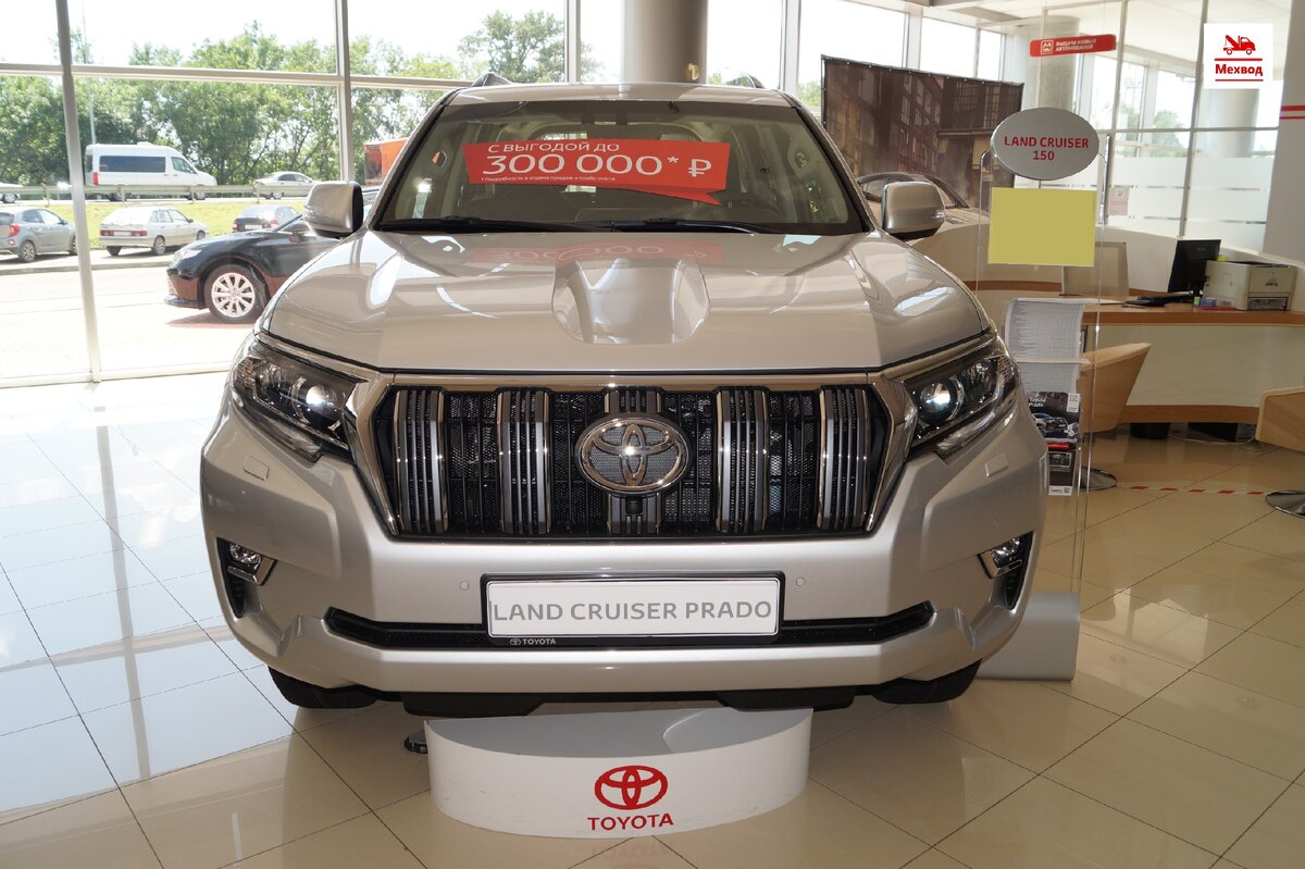 Вид спереди автомобиля Toyota Land Cruiser Prado 2020 года выпуска