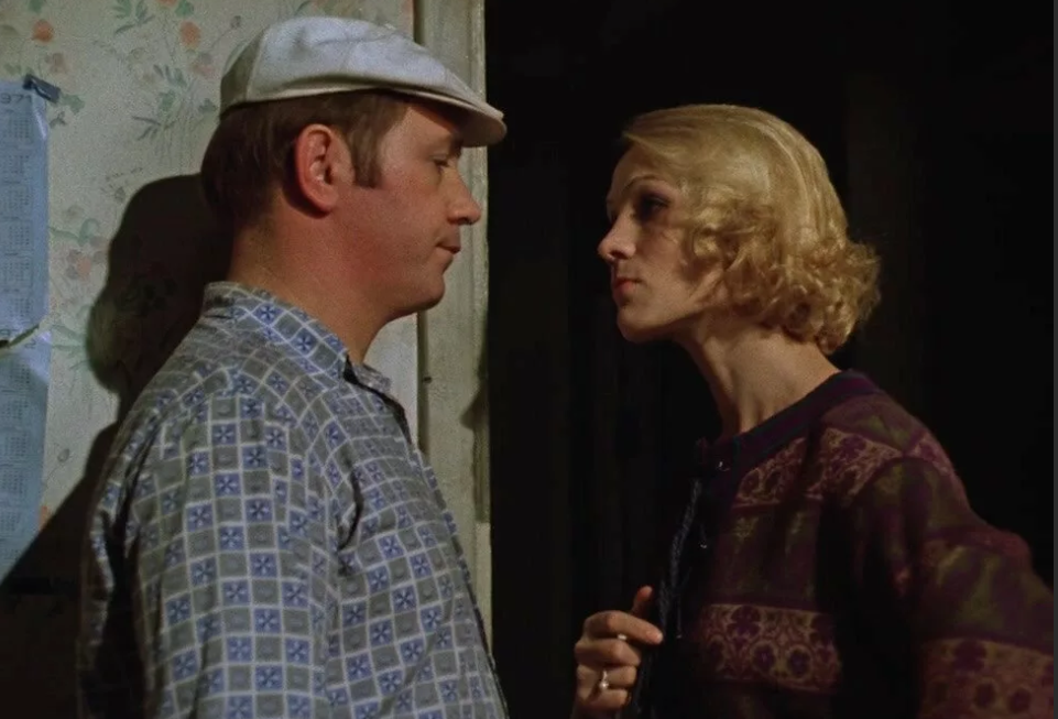 А вот Тамара, которая надеялась, что они поженятся и "все у них будет, как у людей". А в финале их отношений - мерзкая сцена расставания с пьяным икающим Афоней. И, увы, это вот и есть - самая реальная реальность. А вовсе не Катя Снегирёва.