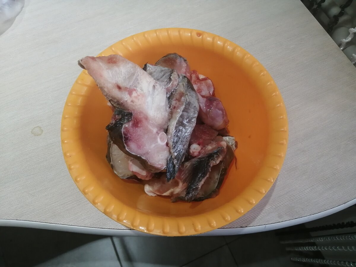 Размороженный сом
