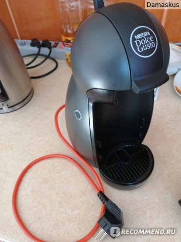 Сама кофеварка не большая, компактная, ее легко перемещать, можно брать в отпуск и на учебу в общежитие.