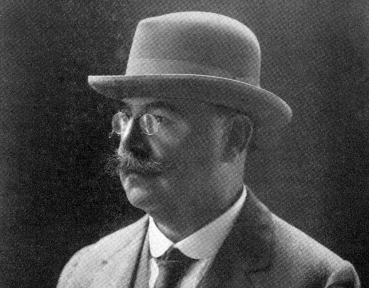 Джон Гэнри Дэйвис так же известен тем, что именно он переименовал клуб "Ньютон Хит" в"Манчестер Юнайтед". Источник yandex. ru