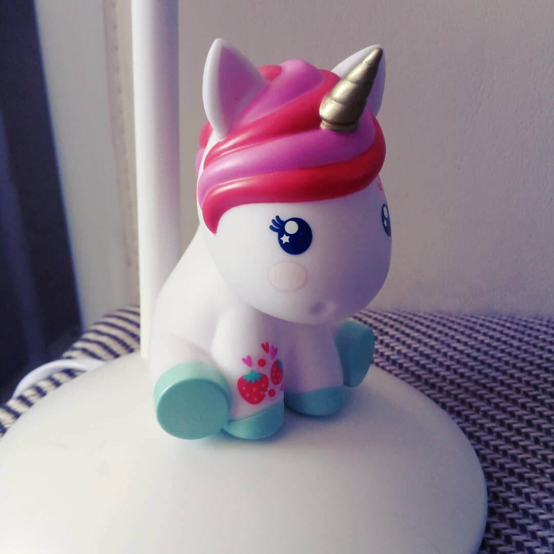 Приклеиваем фигурку единорога к лампе