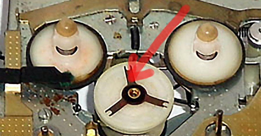 Узел подмотки и металлический прижим (для примера фото ЛПМ отечественного аппарата с интернета). Cуть одна.