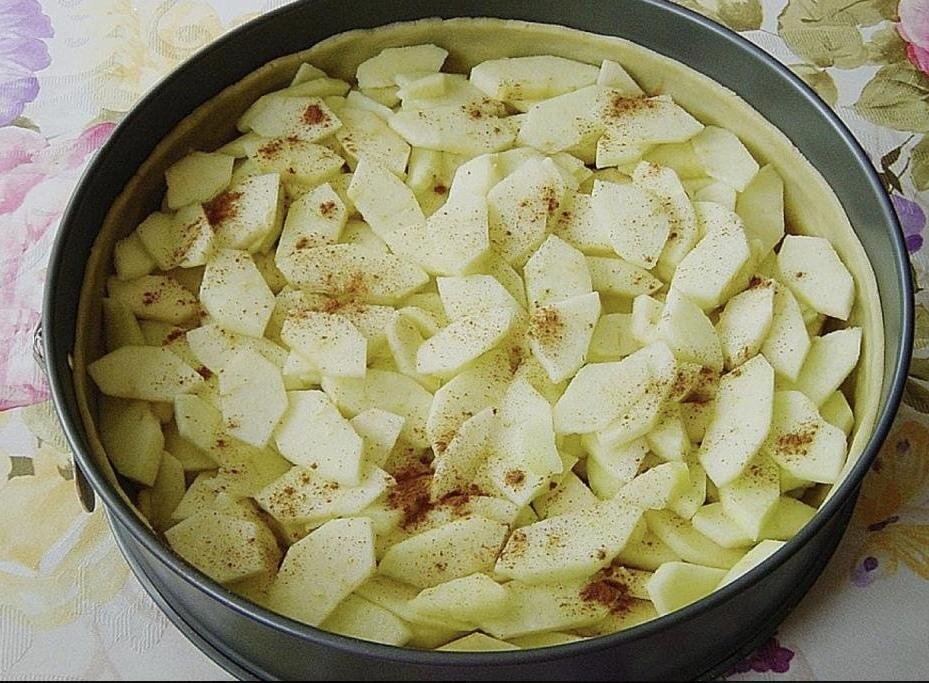 пирог с яблоками до добавления пудинговой массы