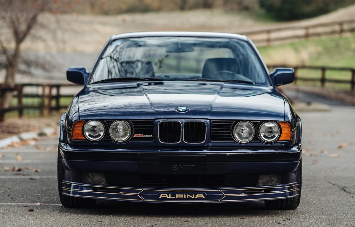 Автомобили BMW пятой серии в кузове E34 выпускались и продавались в период с 1988 по 1995 год. Модель в кузове «Touring» выпускалась вплоть до 1996 года. Пятерка в этом кузове пришла на смену 5 серии в кузове E28 в далеком 1988 году и позже была заменена кузовом E39. 5 серия BMW в кузове E34 стала одним из самых надежных автомобилей класса люкс на рынке того времени, получив отличные рейтинги от Intellichoice в 1991 году, и до сих пор считается одним из самых надежных автомобилей, когда либо выпускавшимся концерном BMW. Так же новая пятерка стала одним из самых безопасных автомобилей, чего удалось достичь засчет использования подушек безопасности, антиблокировочной системы тормозов (ABS) и и очень жесткого кузова, обеспечивающего защиту пассажиров и водителя в случае аварии.