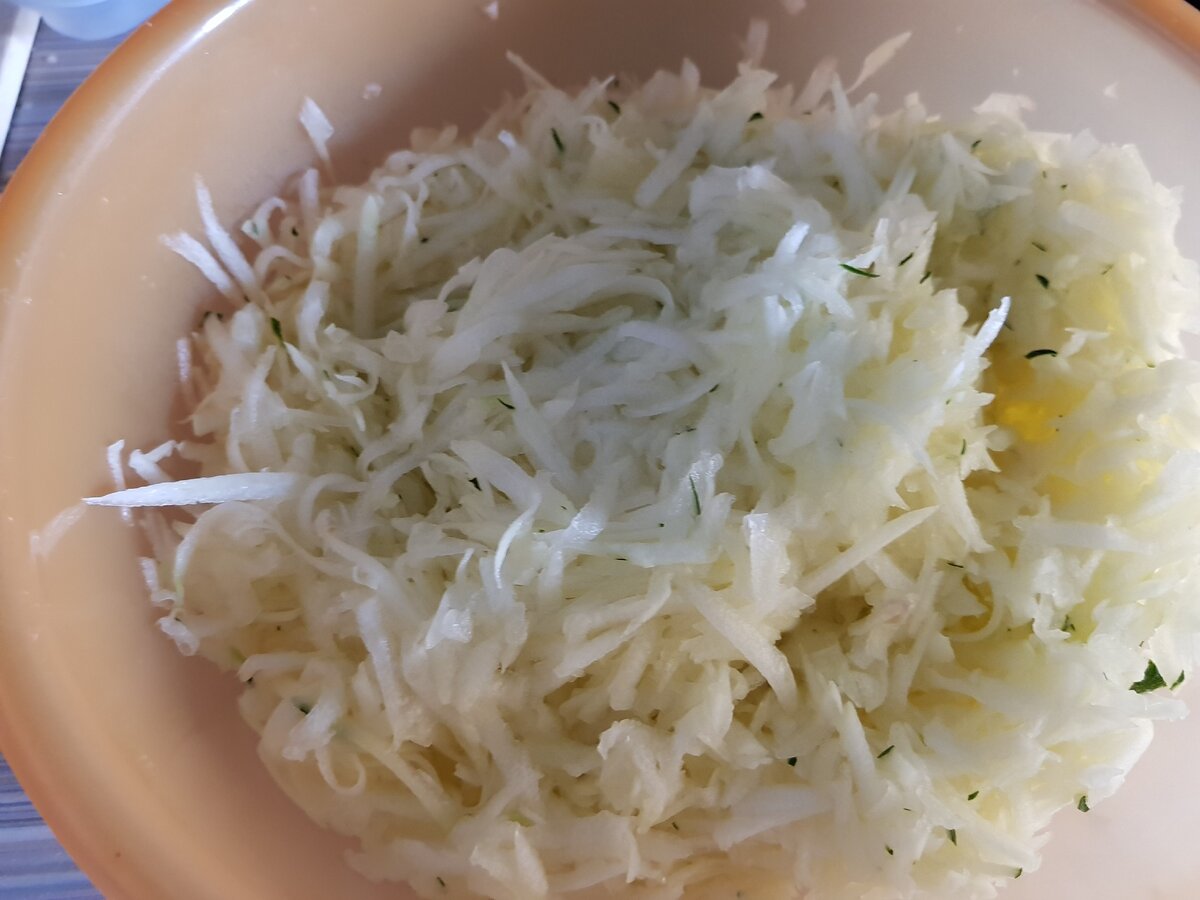 Натираем кабачки и сливаем жидкость(выжимаем)