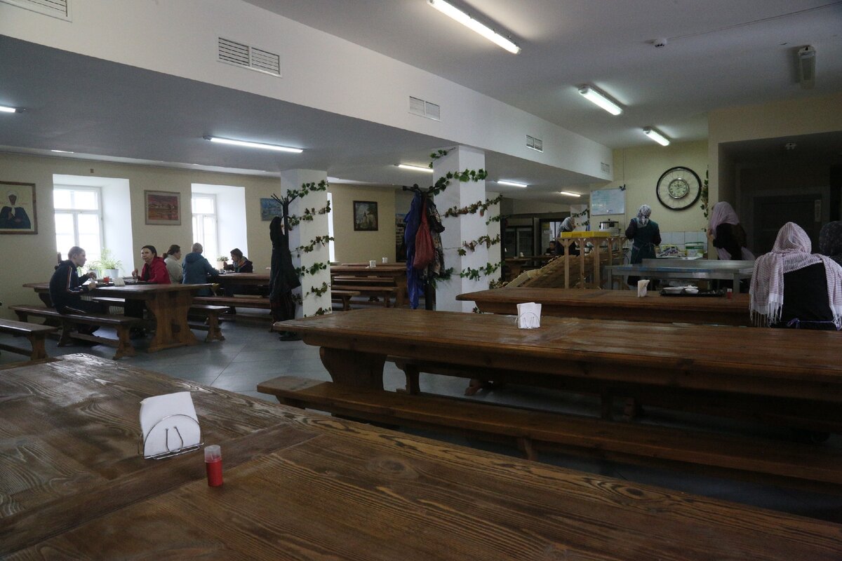 Трапезная во время затишья