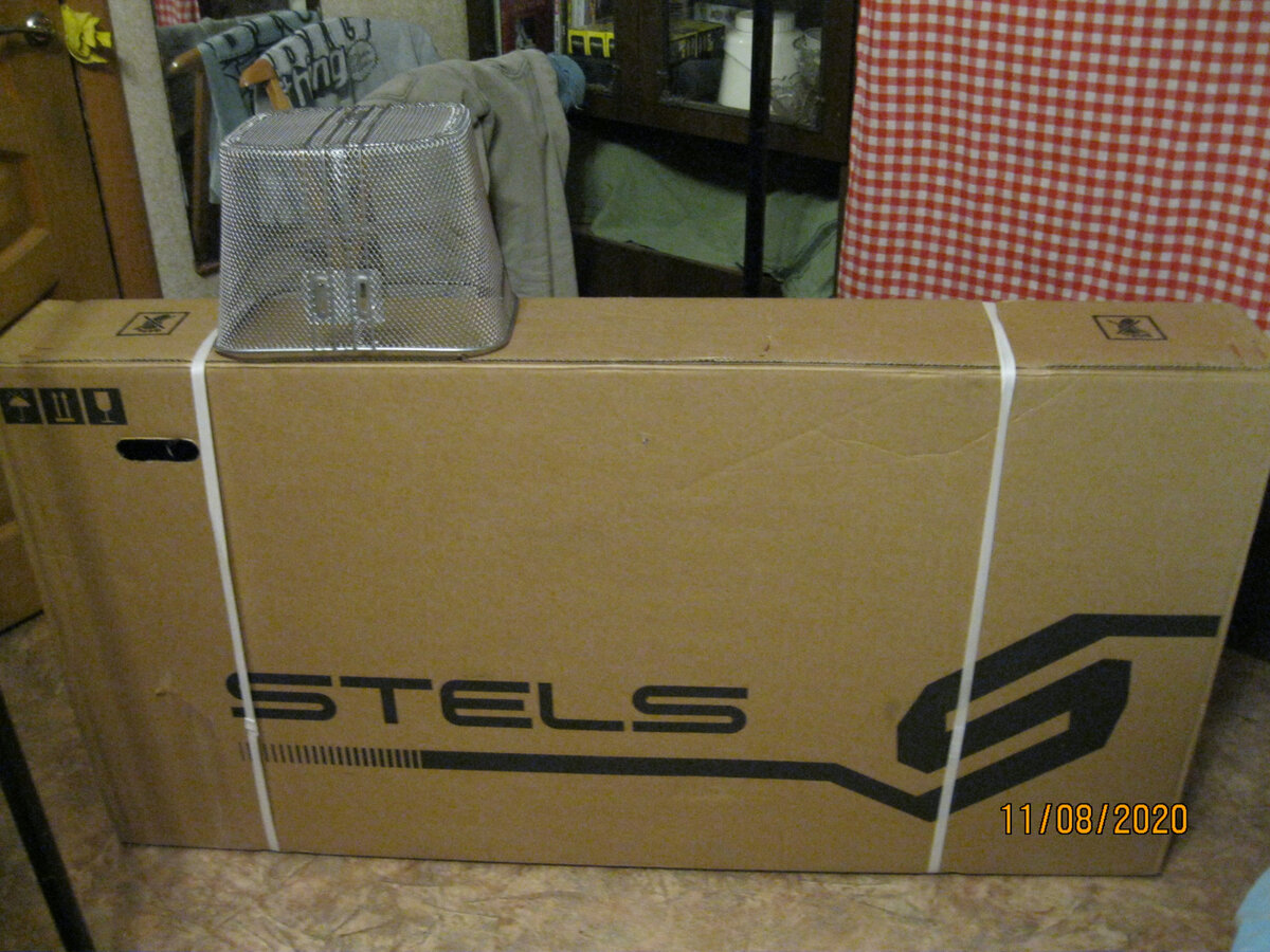 Велосипед упакован в картонную коробку