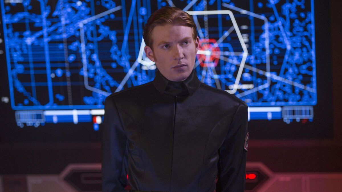 Донал Глисон в роли генерала Хакса