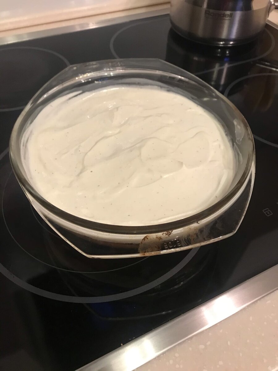 Залейте сметанным слоем и ставьте в холодильник