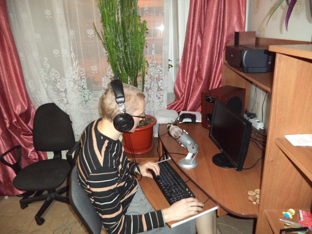 Я в 2012-м. Нищета, заклеенные наушники и простой комп.