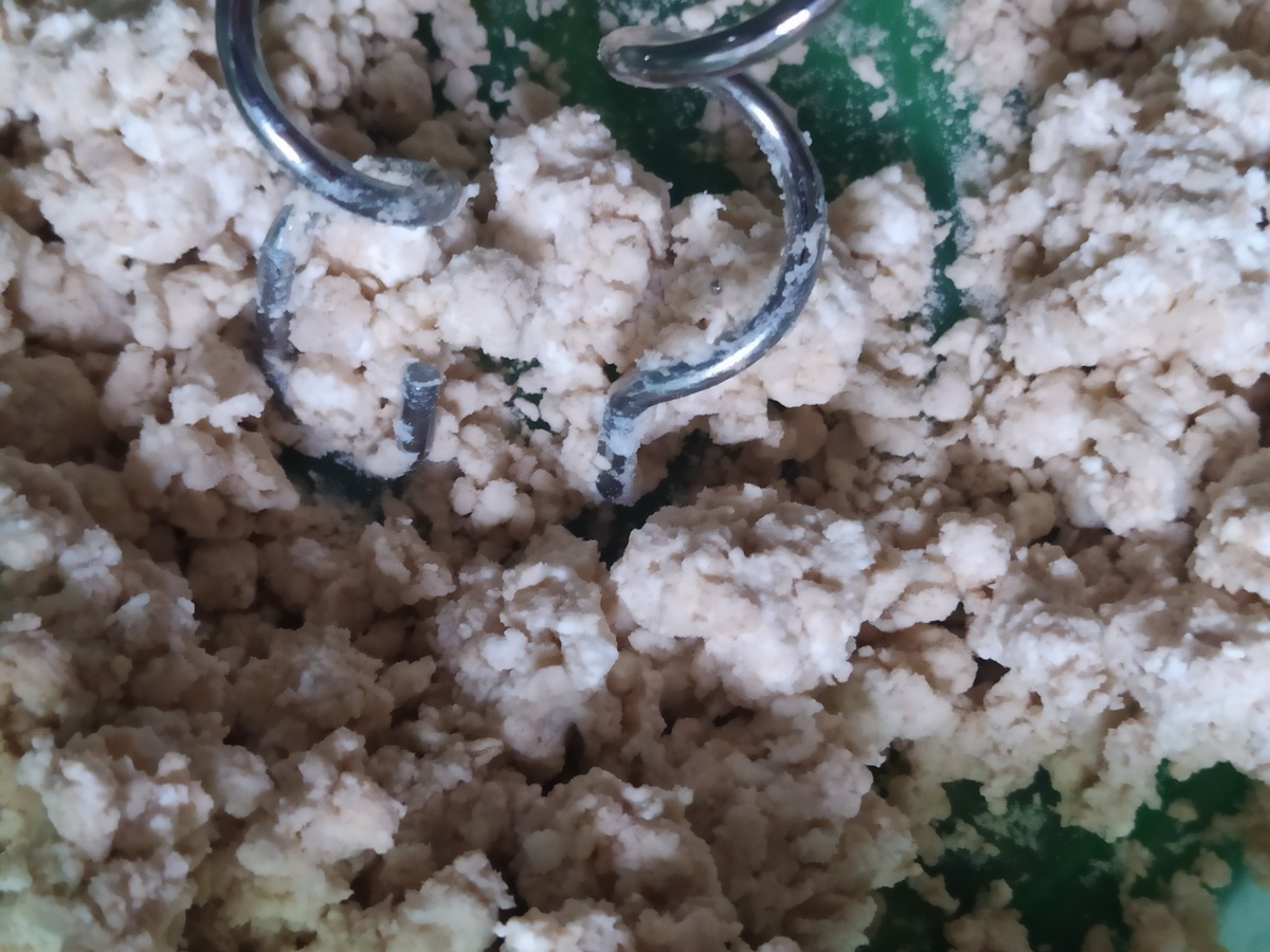 Вымешиваем миксером минут 10 , до однородности.