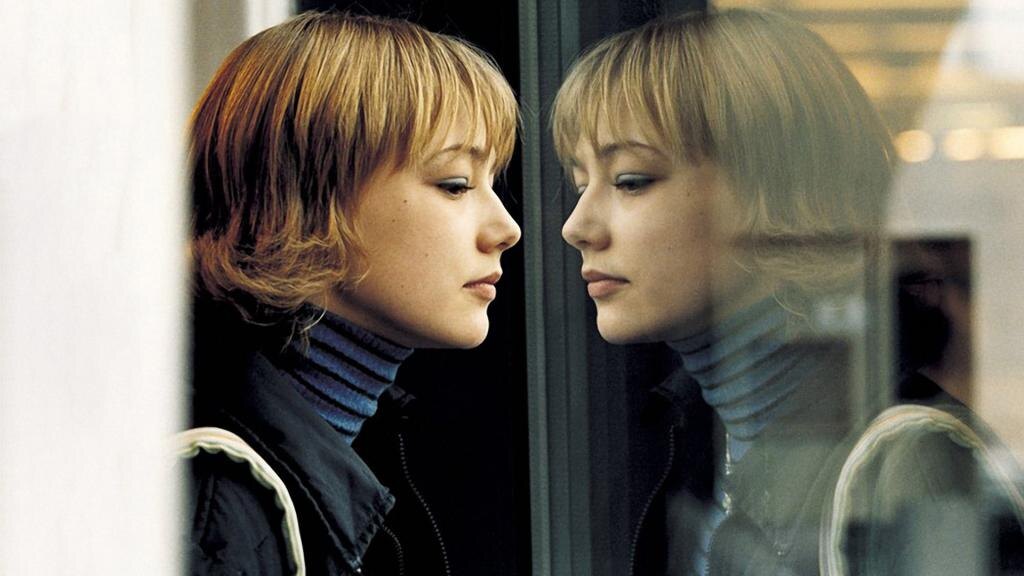 - Тебе вот только своего Цоя слушать. Он уже умер лет 100 назад... - Во-первых не умер, а погиб. И между прочем из-за таких как ты. Какая-то дура выскочила на дорогу, её спас, а сам погиб.