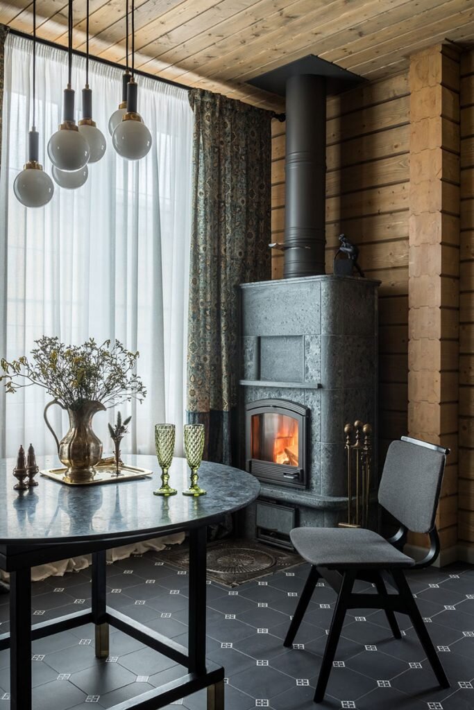 Этот стильный современный интерьер загородного дома из бруса очаровывает сочетанием современных трендов и традиционных, даже винтажных, элементов. Так получился интерьер с особенным характером и атмосферой. 