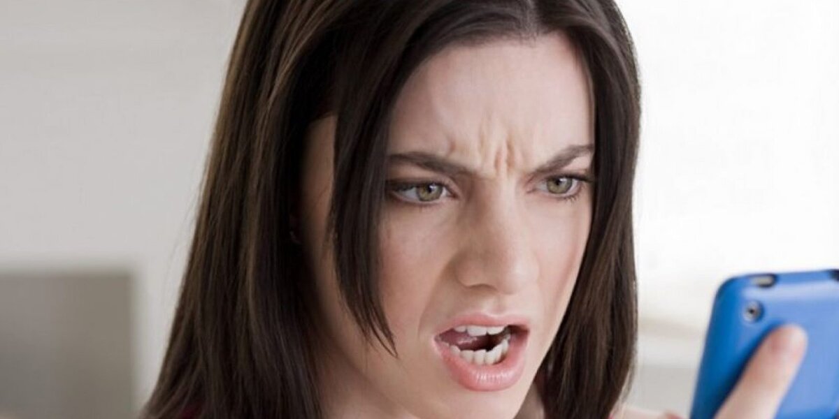 Парень с телефоном. Смс на телефон мужа. Женщина с телефоном. Купи курицу целую анекдот. Злая девушка.