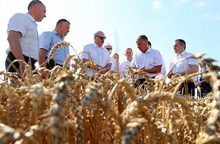 ТК «Звезда»иещё 848 минут назадБелорусский лидер отметил, что без экономики никакая идеология стране не поможет.Фото: president.gov.byПрезидент Белоруссии Александр Лукашенко во время совещания с членами Совбеза назвал главную проблему страны.Три страны спасли ЛукашенкоПо его словам, главной проблемой и задачей, стоящей перед властями, является улучшение экономики Белоруссии. Он отметил, что без экономики никакая идеология стране не поможет.