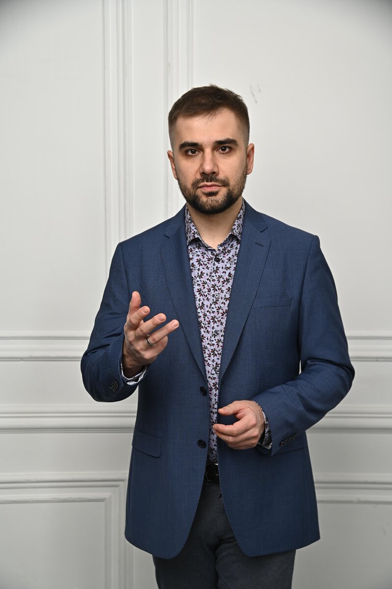 Антон Игоревич — эндокринолог, психолог, специалист по эриксоновской, трансперсональной и поведенческой терапии. Эксперт-супервизор программы нормализации веса в «Центре доктора Гаврилова». Автор тренингов «Контроль насыщения», «Искусство любить», «Мотивация и целеполагание». Спикер «Первого канала» и «ТВЦ». Научный руководитель нашей Международной академии функционального восстановления репродуктивного здоровья.