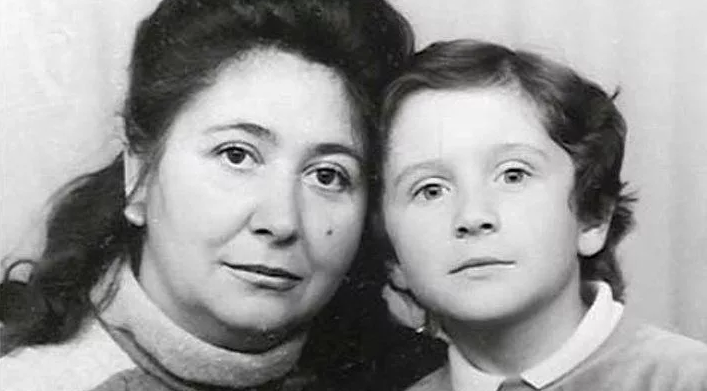 отрок Вячеслав с мамой, в детстве. Здесь она ещё такая молодая...