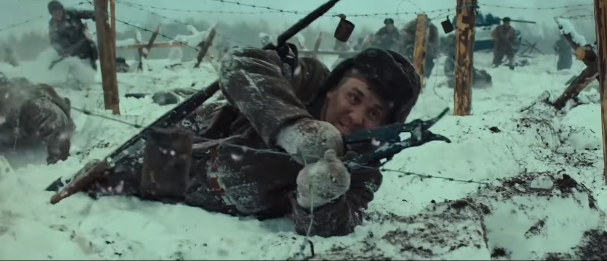 Все бы ничего, но на поле множество проволочных заграждений. Танк сзади подбит давно и в атаке не участвует.