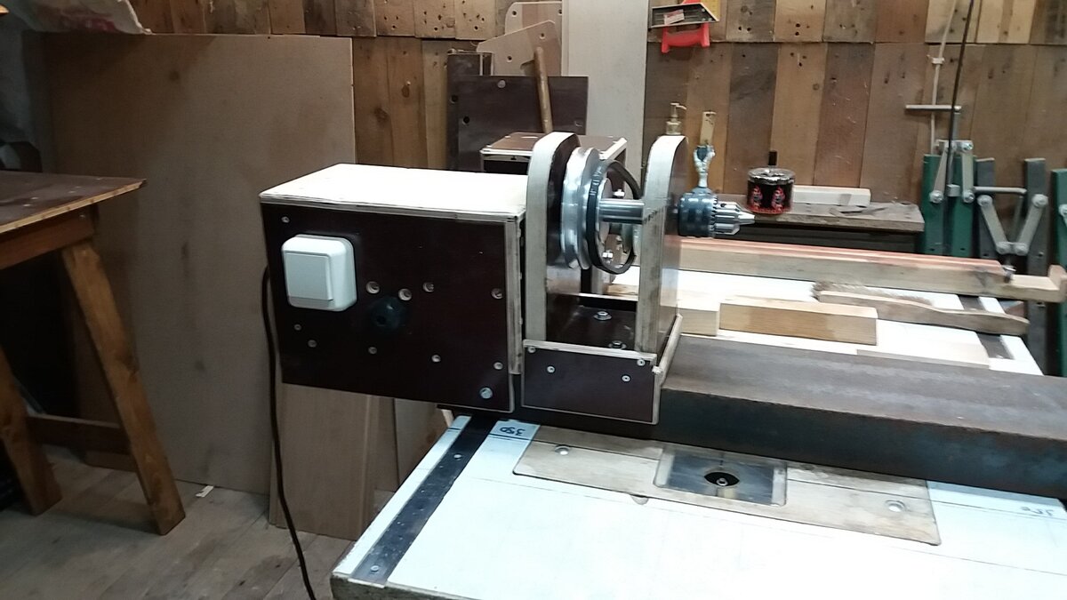 Слева от Передней Бабаки (ПБ) блок управления двигателем: белый выключатель - подача питания