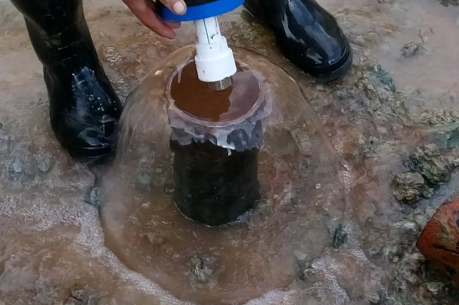 Помпа для закачки воды из скважины. Схема бурения артезианской скважины. Станция для закачки воды из скважины. Вода с песком из скважины. Как выглядит скважина с погружным насосом.