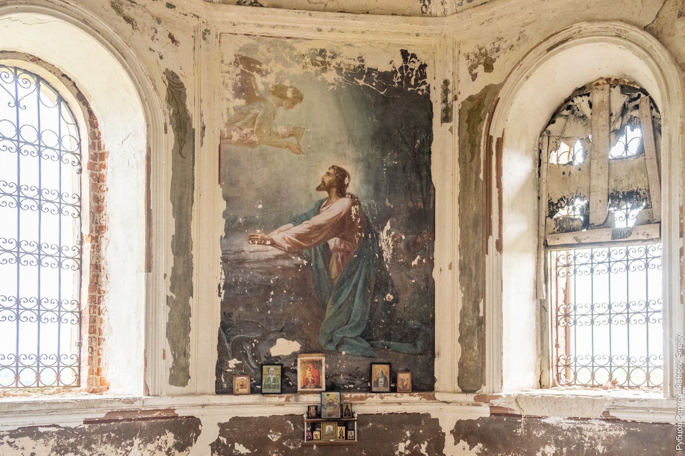 Заброшенный женский монастырь челябинск фрески. Иконы в заброшенном храме. Дионисий фрески ферапонтова монастыря. Аравия. Что изображено на остатках фрески полуразрушенного здания.