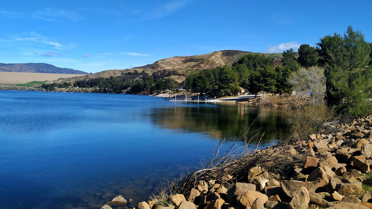 Были закрыты озера и пляжи (на фото озеро Кастаик)