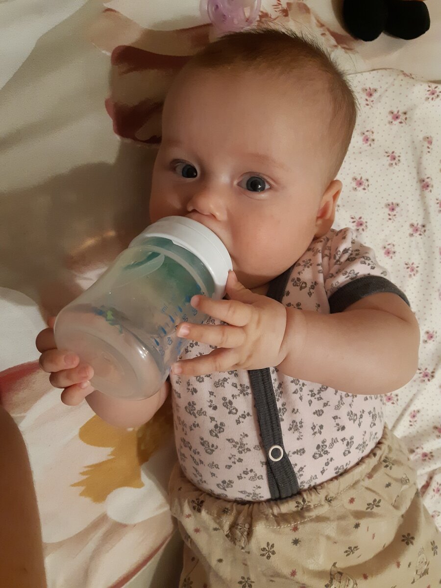 Запарилась, компот свой пьет