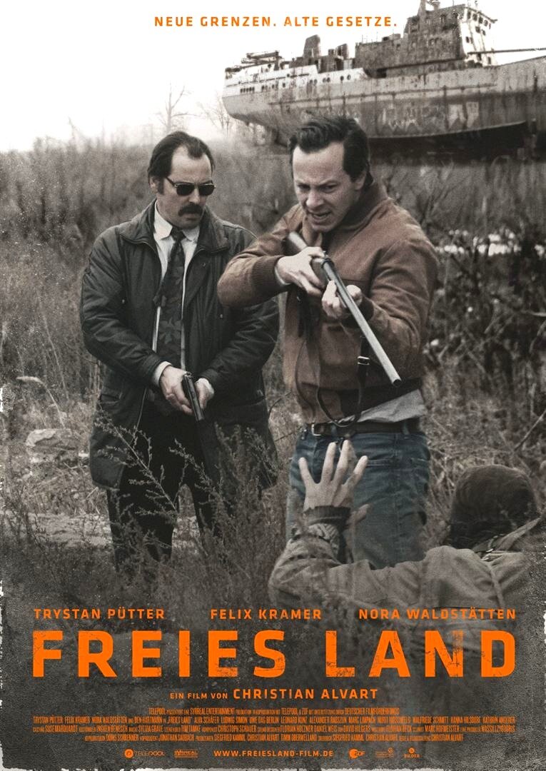 Педантичные немцы ходить вокруг да около не стали. Если их картина напоминает первый сезон "Настоящего детектива", то и постер нелишне нарисовать в том же духе. 