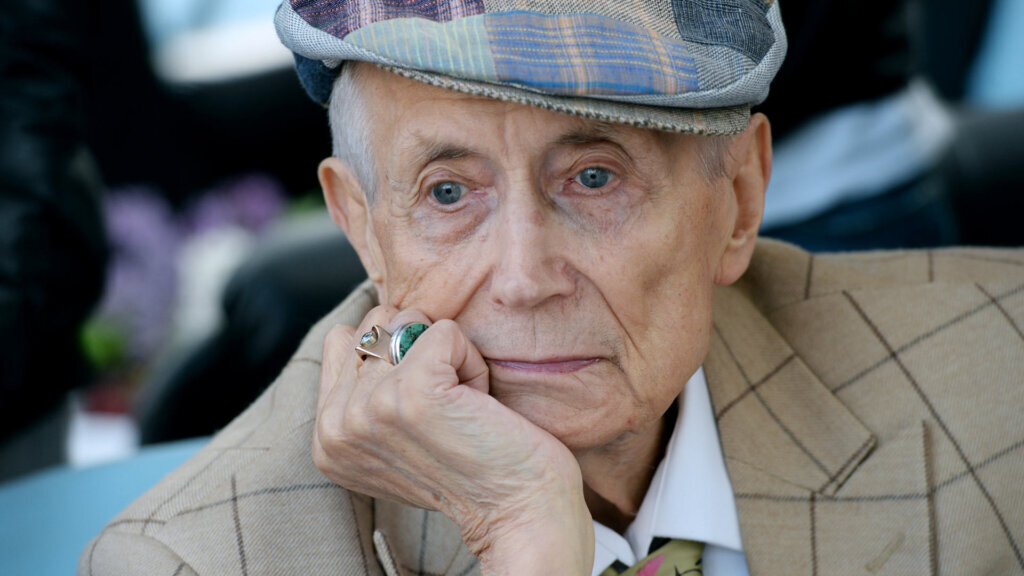 Поэты в России рождались с дантесовой пулей в груди.