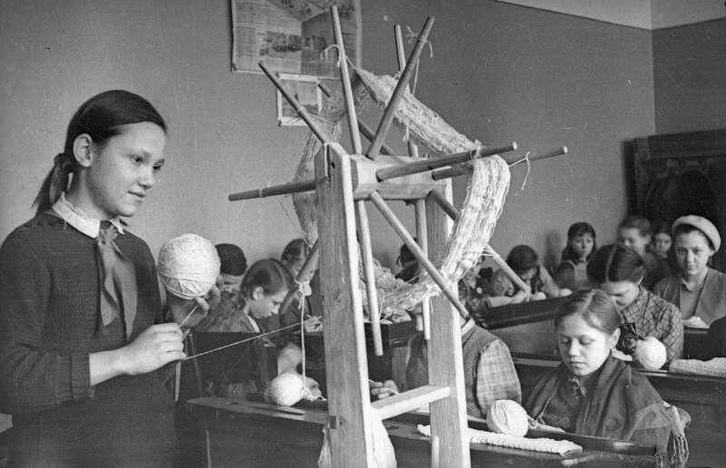 Сергей Васин. «Ученицы 333 школы города Москвы помогают фронту, они вяжут теплое белье для фронтовиков». Дата съемки 1941 - 1945. МАММ / МДФ