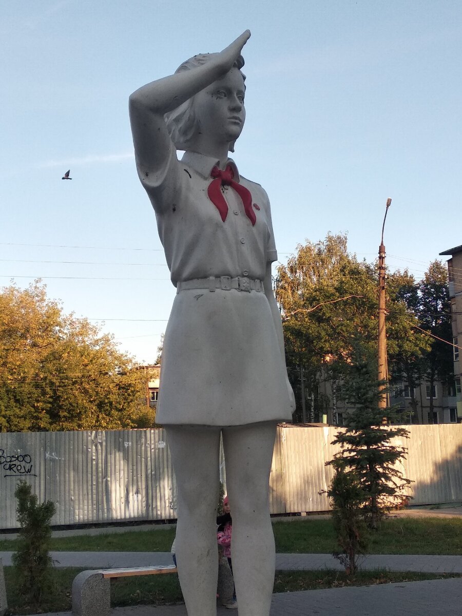 Пионерка на детской игровой площадке