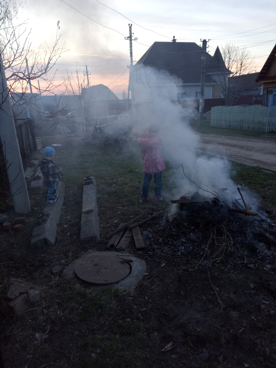 Мои красавцы играют с дымом, мимо проходящая тетка сказала, что они сейчас или в костер упадут или задохнуться.