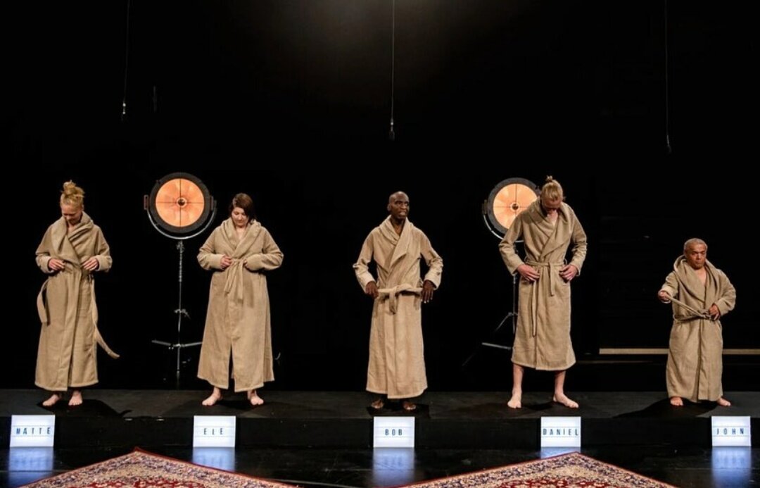 Вот они, святые люди. И не вздыхайте разочарованно, голых постить не буду. Там все равно все интересное замазано.