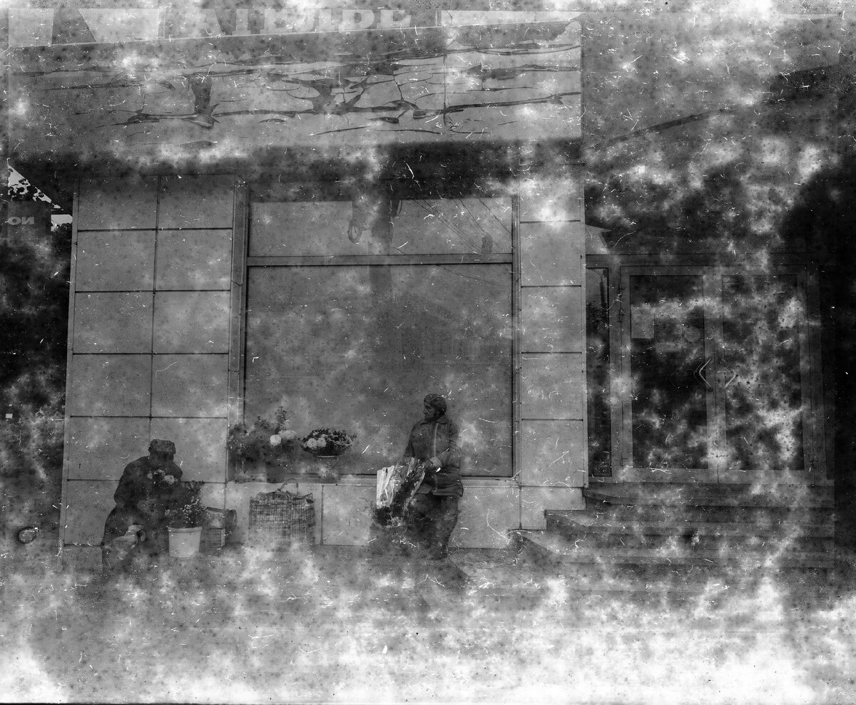 Продавщицы цветов. Тверь, сентябрь 2020 
Многие помнят, как пару десятилетий назад повсеместно возникали стихийные минирынки. Люди выносили и раскладывали на газетке утлый скарб. Но главное, пожалуй, оживлённое общение импровизированных продавцов по несчастью. 

Сейчас, по-счастью, дикие рынки встречаются заметно реже. Убрали и большинство безобразных ларьков. И то, о чём я писал более другого - маршрутки. 

Всё становится более регламентированным, упорядоченным, контролируемым, оплаченным онлайн, цифровым. Однако, в этих редких островках стихийных инициатив, есть какая-то милая провинциальность из уже другой эпохи. А вы что думаете по этому поводу?

Снято на плёнку 90хх годов.
#плёнка #tver #тверь