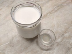 ШАГ 1:
Для приготовления сыра понадобится жирное козье молоко. У меня домашнее, не могу сказать, какого именно процента жирности. Но чем жирнее, тем больший выход творога получится. Из лимона выжмите столовую ложку сока. Проверьте, чтобы в сок не попали косточки.