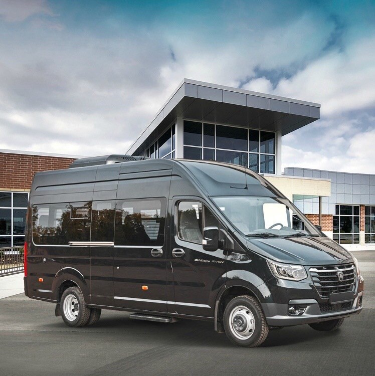 GAZelle e-NN оснащена синхронным электрическим силовым агрегатом на постоянных магнитах, выдающим 100 кВт (136 л.с.) и 310 Нм крутящего момента. Двигатель питают аккумуляторы на 48 киловатт-часов, которые позволяют проехать без подзарядки до 120 километров. Максимальная скорость электрокара составила 100 км в час.