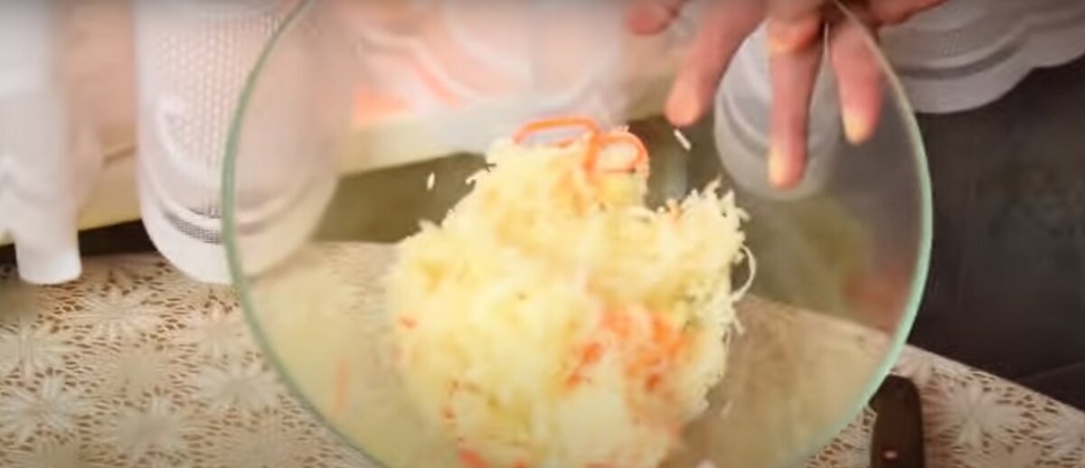 Для салата возьмем немного квашеной капусты 