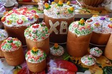 Куличи на Пасху - это ответственный, важный момент выпечки, волнительный и радостный. Без куличей невозможно представить себе праздник Пасхи. Каждой хозяйке обязательно хочется, чтобы пасхальные куличи получились вкусными, сдобными, пористыми. Предлагаю Вам рецепт – Пасхальный кулич «Вкусный» по старинному русскому рецепту. Пасхальные Куличи по старинному русскому рецепту получаются очень вкусные, и стоят того времени, которое на них потрачено! Вы удивите своих домашних и гостей куличами приготовленными по этому рецепту, в разрезе они получаются ярко-желтого цвета, радует глаз и прибавляет праздничного настроения!