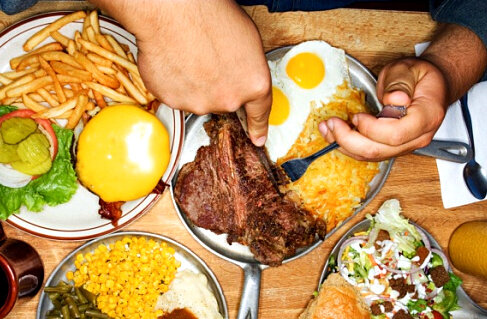 Но вот жалобы людей, питающихся традиционной пищей, на изжогу, вспучивание живота, гипертонию, лишний вес, запоры, аллергию на апельсины и выпадение волос, и сотни других дискомфортных состояний настолько предсказуемы и логичны! И самое страшное, что такие диагнозы стали нормой!!!