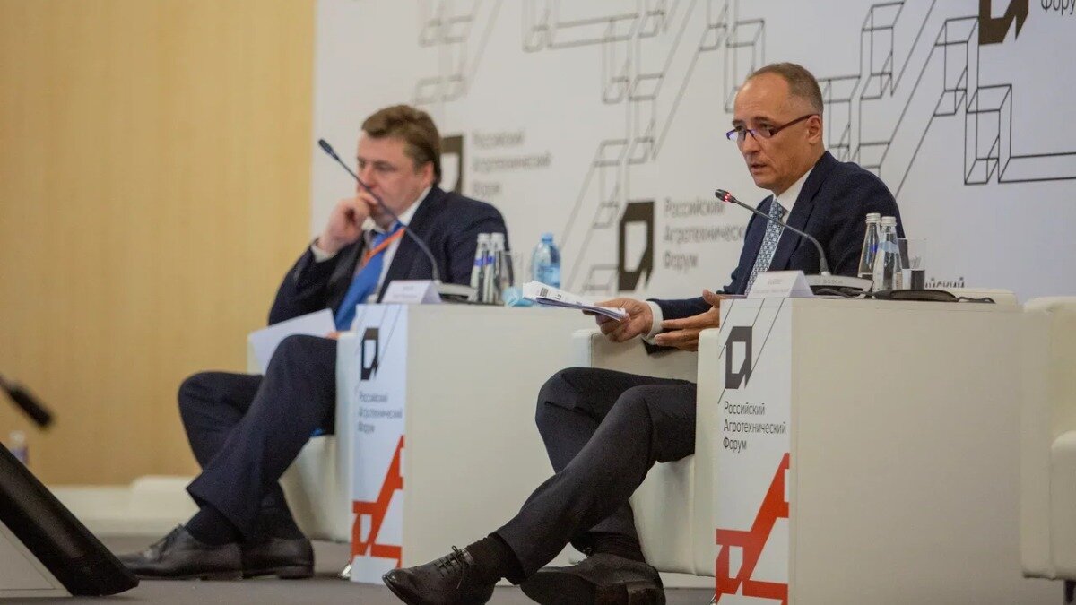 Фото: rosagroleasing.ru Президент Ассоциации «Росспецмаш» Константин Бабкин и генеральный директор АО «Росагролизинг» Павел Косов на рабочем совещании в рамках РАФ-2020