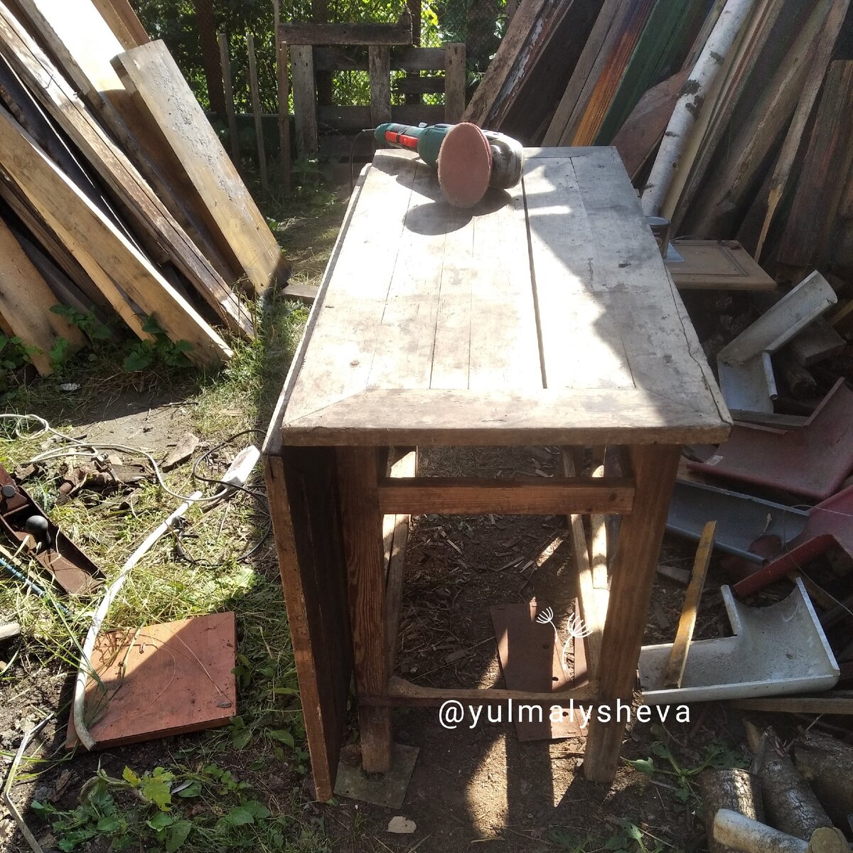 Подобрала стол-развалюшку, уж очень он мне понравился 