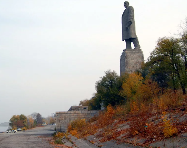 Этот чудак говорил плохо о боге в итоге из него же и сделали бога.)