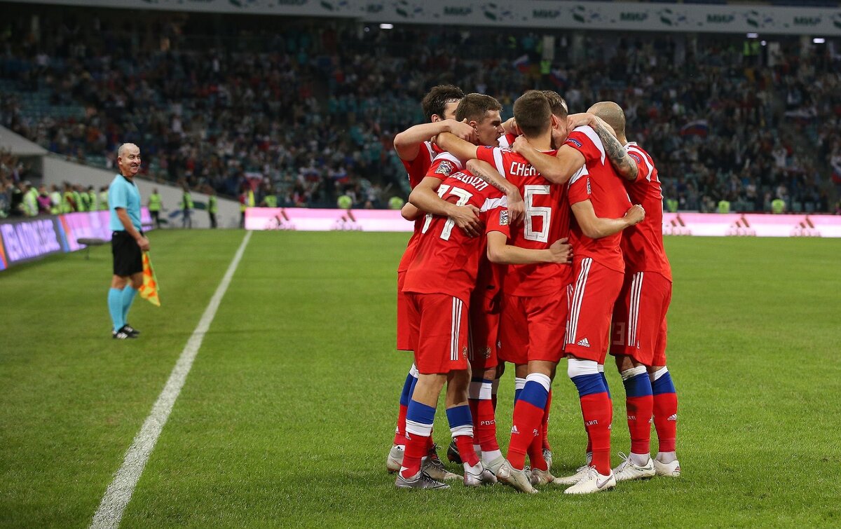 14 октября Россия- потные трибуны нет ни каких масок ---кайф!