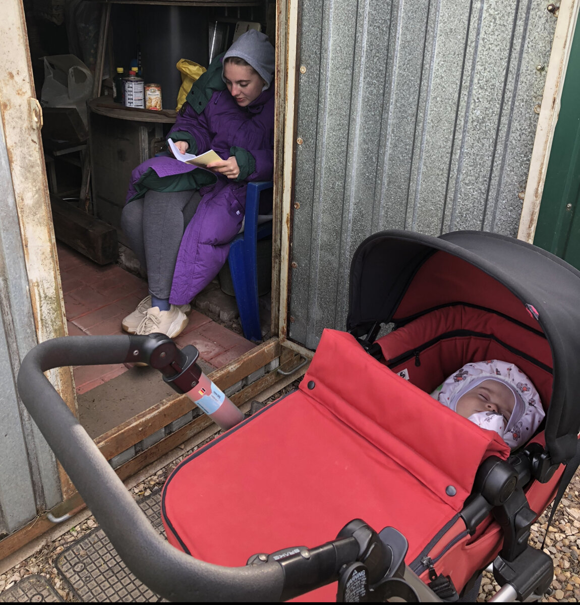 На даче прятались от ветра в гараже) там же у меня маникюрный салон