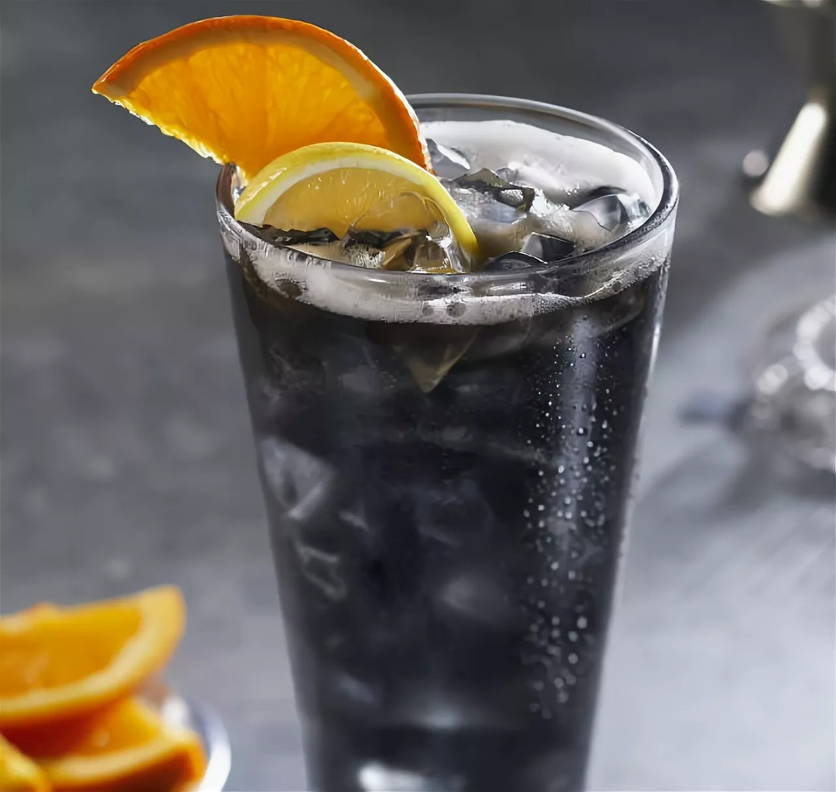 Black cocktail. TGI Friday's коктейли. Черный коктейль. Серый коктейль. Черные коктейли алкогольные.