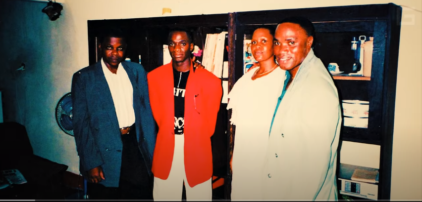 Клод (в красном пиджаке) с членами семьи