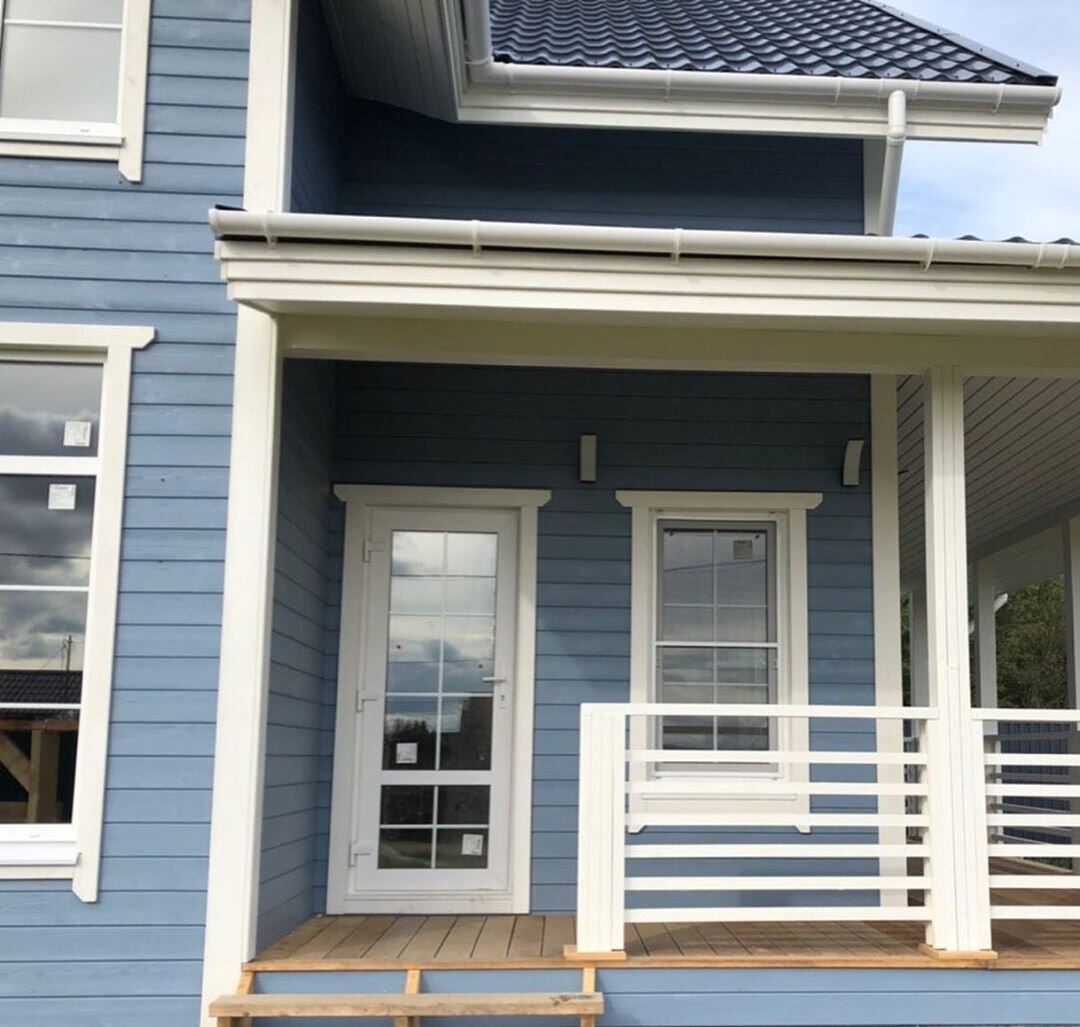 Фотография одностворчатой входной стеклянной двери с металлопластиковым профилем